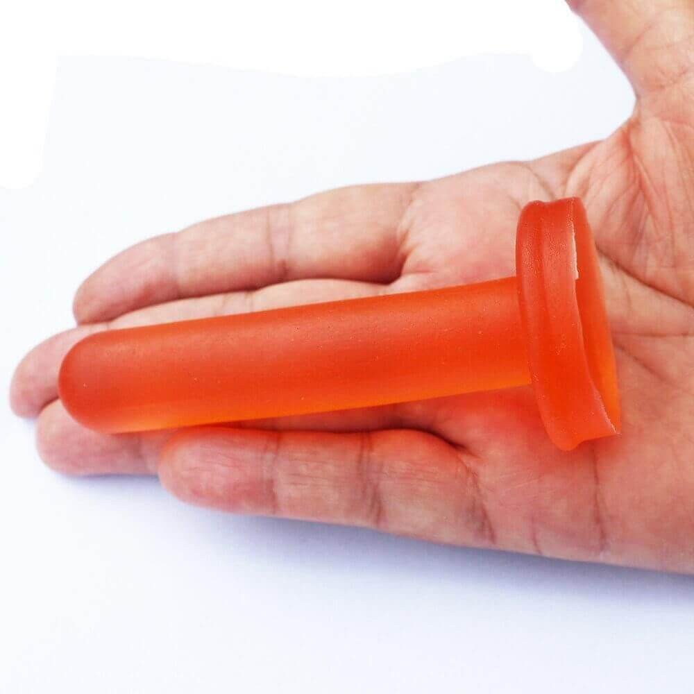mão aberta apoiando Plug Anal Iniciante Fino Silicone. Mede 10cm  x 1,7 cm