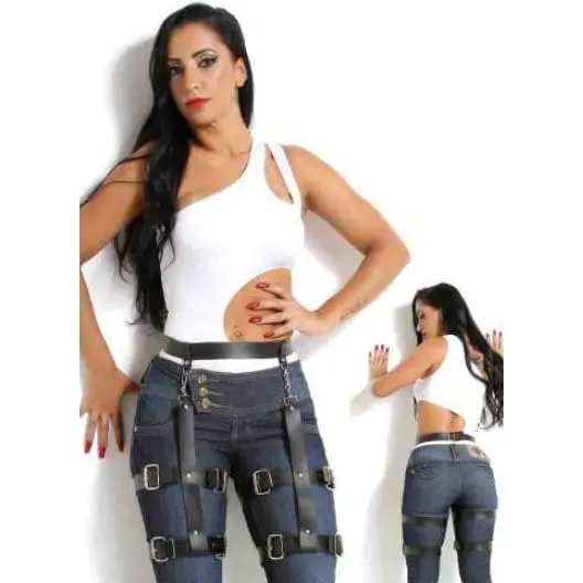 imagem de mulher vestida em arreio harness de coxa